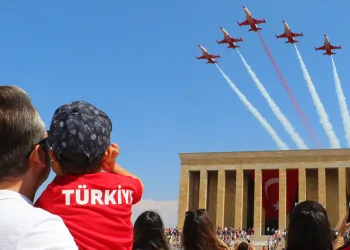 Türk Yıldızları’ndan Anıtkabir saygı uçuşu