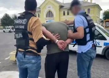 Uyuşturucu maddeyi teslim edemeden yakalandılar: 2 gözaltı