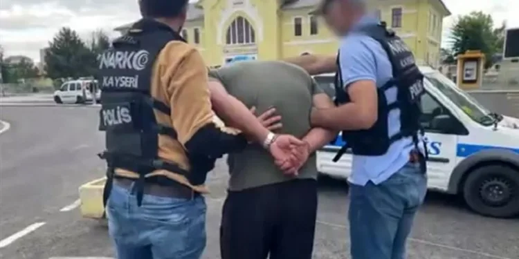 Uyuşturucu maddeyi teslim edemeden yakalandılar: 2 gözaltı