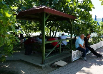 Batan teknedeki üç vatandaşın yakınları, gelecek iyi haber için bekliyor