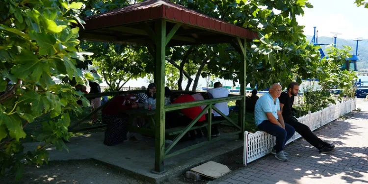 Batan teknedeki üç vatandaşın yakınları, gelecek iyi haber için bekliyor
