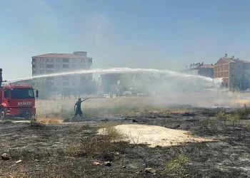 Mahalle arasında çıkan ot yangını söndürüldü