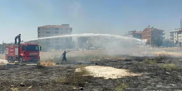 Mahalle arasında çıkan ot yangını söndürüldü