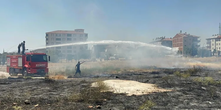 Mahalle arasında çıkan ot yangını söndürüldü