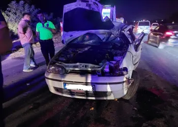 Tırla otomobilin çarpıştığı kazada 5 kişi yaralandı