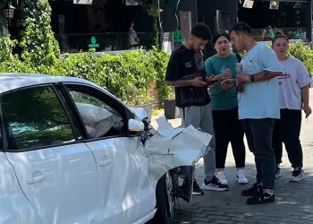 Ehliyetsiz ve alkollü sürücü kaza yaptı, aracın başında alkol almaya devam etti