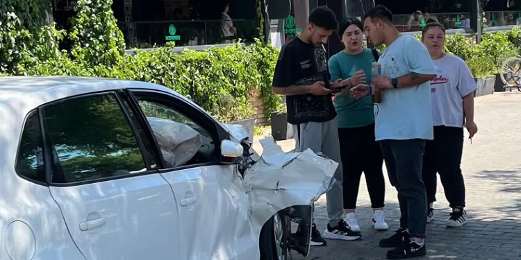 Ehliyetsiz ve alkollü sürücü kaza yaptı, aracın başında alkol almaya devam etti