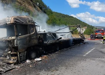 Hurda kağıt yüklü tır alev alev yandı