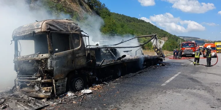 Hurda kağıt yüklü tır alev alev yandı