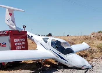 Çanakkale’de motor arızası yapan eğitim uçağı buğday tarlasına sert iniş yaptı