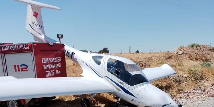 Çanakkale’de motor arızası yapan eğitim uçağı buğday tarlasına sert iniş yaptı