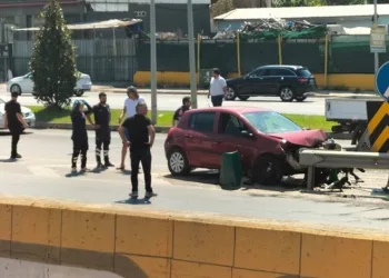 Otomobil yol ayrımında bariyere çarptı