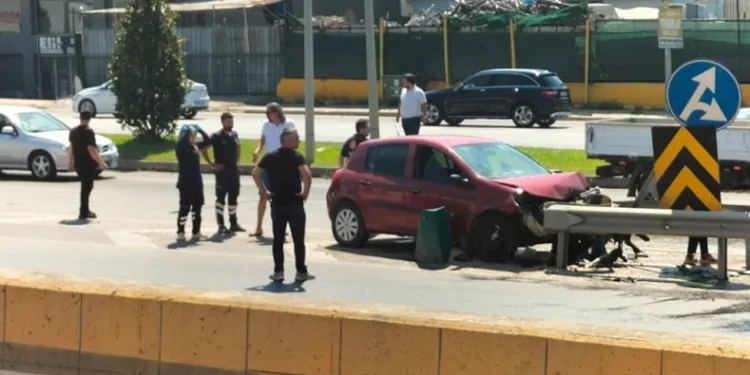 Otomobil yol ayrımında bariyere çarptı
