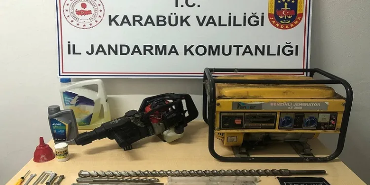 Defineciler suçüstü yakalandı