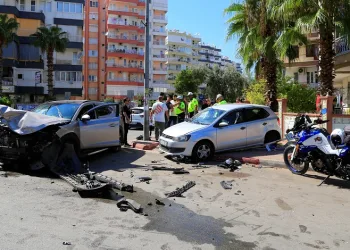 Sürücüleri hava yastığı kurtardı