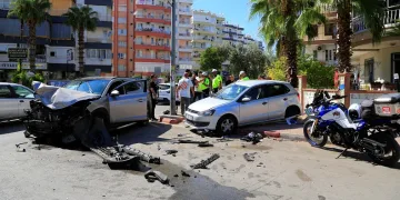 Sürücüleri hava yastığı kurtardı