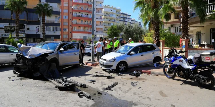 Sürücüleri hava yastığı kurtardı