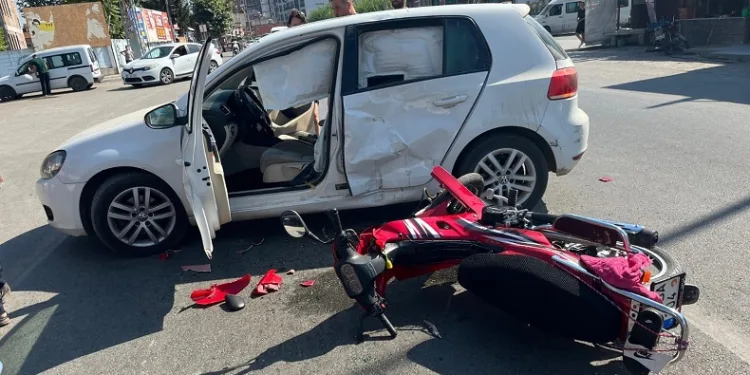 Otomobil ile motosiklet çarpıştı: 2 yaralı