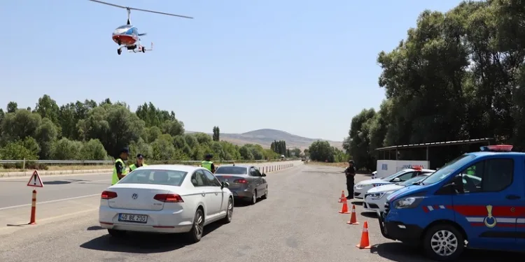 Jandarma havadan ve karadan denetim yaptı