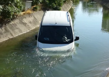 Sulama kanalına uçtu, burnu bile kanamadı
