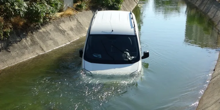 Sulama kanalına uçtu, burnu bile kanamadı