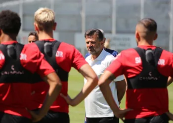 Sivasspor Teknik Direktörü Bülent Uygun: “Kayserispor ebedi dost ve ezeli rakibimiz”
