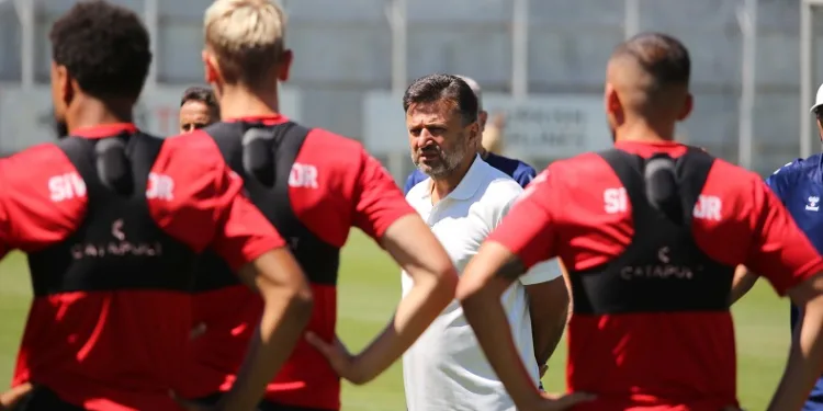 Sivasspor Teknik Direktörü Bülent Uygun: “Kayserispor ebedi dost ve ezeli rakibimiz”