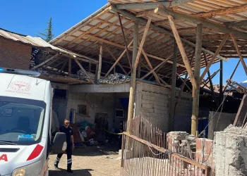Samanlık çatısını tamir eden usta, çatıdan düşerek hayatını kaybetti
