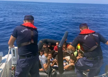 Yunanistan’ın geri ittiği düzensiz göçmenler kurtarıldı