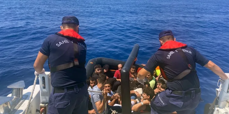 Yunanistan’ın geri ittiği düzensiz göçmenler kurtarıldı