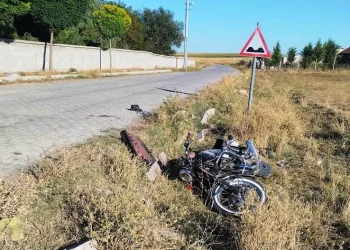 Motosiklet devrildi, sürücü yaralandı