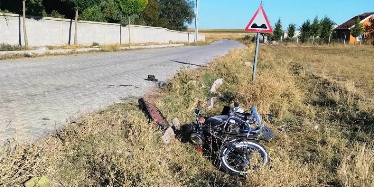 Motosiklet devrildi, sürücü yaralandı