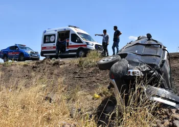 Siverek’te otomobil şarampole devrildi: 1 ölü, 3 yaralı