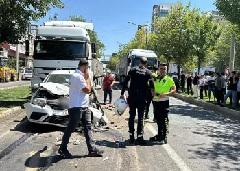 Kırmızı ışıkta bekleyen araçlara tır çarptı