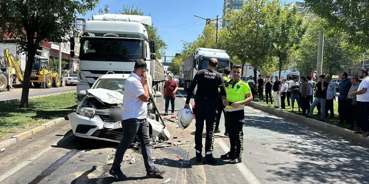 Kırmızı ışıkta bekleyen araçlara tır çarptı