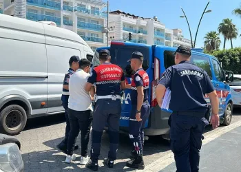 Marmaris’te dolandırıcı kadın, erkek kılığında yakalandı