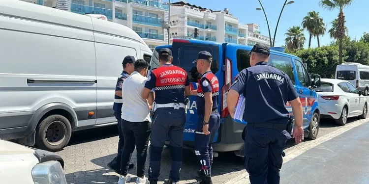 Marmaris’te dolandırıcı kadın, erkek kılığında yakalandı
