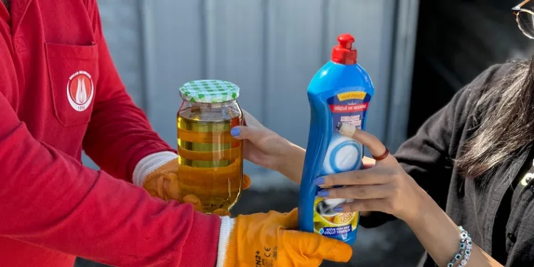 Sincan Belediyesi’nden atık yağ getiren vatandaşlara bulaşık deterjanı hediye