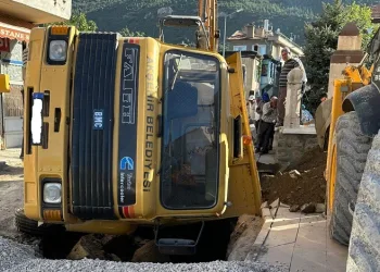 Yol göçtü kamyon çukura düştü