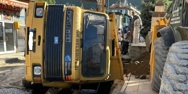 Yol göçtü kamyon çukura düştü