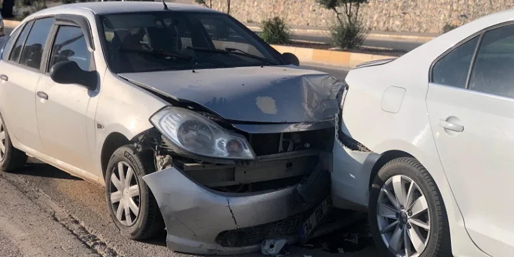 Adıyaman’da iki otomobil çarpıştı: 2 yaralı