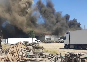 Manisa’daki işletme yangınında 17 kişi dumandan etkilendi