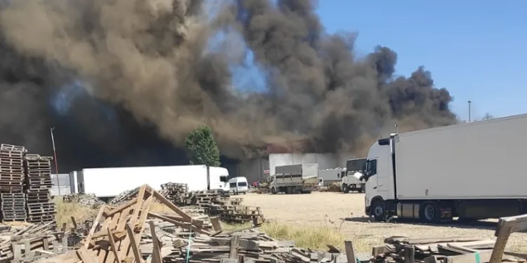 Manisa’daki işletme yangınında 17 kişi dumandan etkilendi