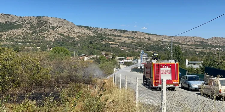 Bağ evinin bahçesinde çıkan yangın büyümeden söndürüldü