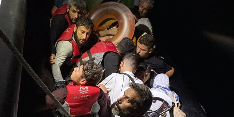 Fethiye’de 17 düzensiz göçmen ve bir göçmen kaçakçılığı şüphelisi yakalandı