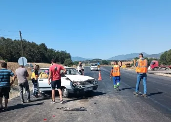 Otomobil süt taşıyan kamyonete çarptı
