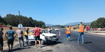 Otomobil süt taşıyan kamyonete çarptı