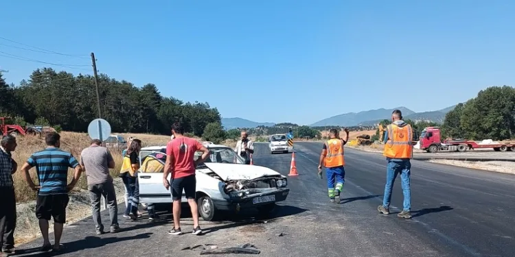 Otomobil süt taşıyan kamyonete çarptı