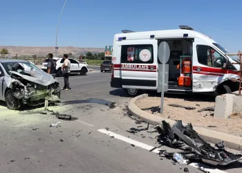 Ambulansla otomobil çarpıştı