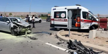 Ambulansla otomobil çarpıştı